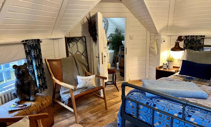 Enjoy the cosy surroundings and facilities this super cute cabin has to offer! A firm favourite with guest is the lovely deep bathtub, perfect for soa